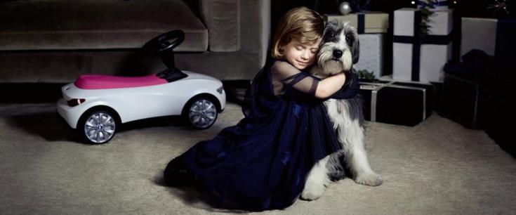 petite fille avec chien et petite voiture